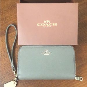 NWT! Coach medium full zip wallet/wristlet